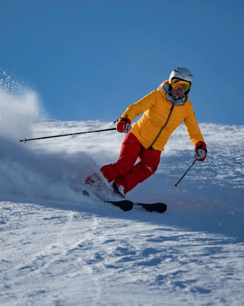 Une personne en train de skier sur les pentes enneigées à Valfréjus