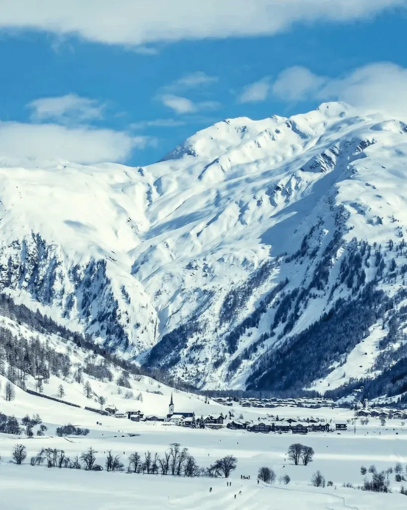 Lionel Transport Taxi offre des services de transport fiables dans la région de la Maurienne, assurant vos déplacements dans ce magnifique paysage de la Maurienne.