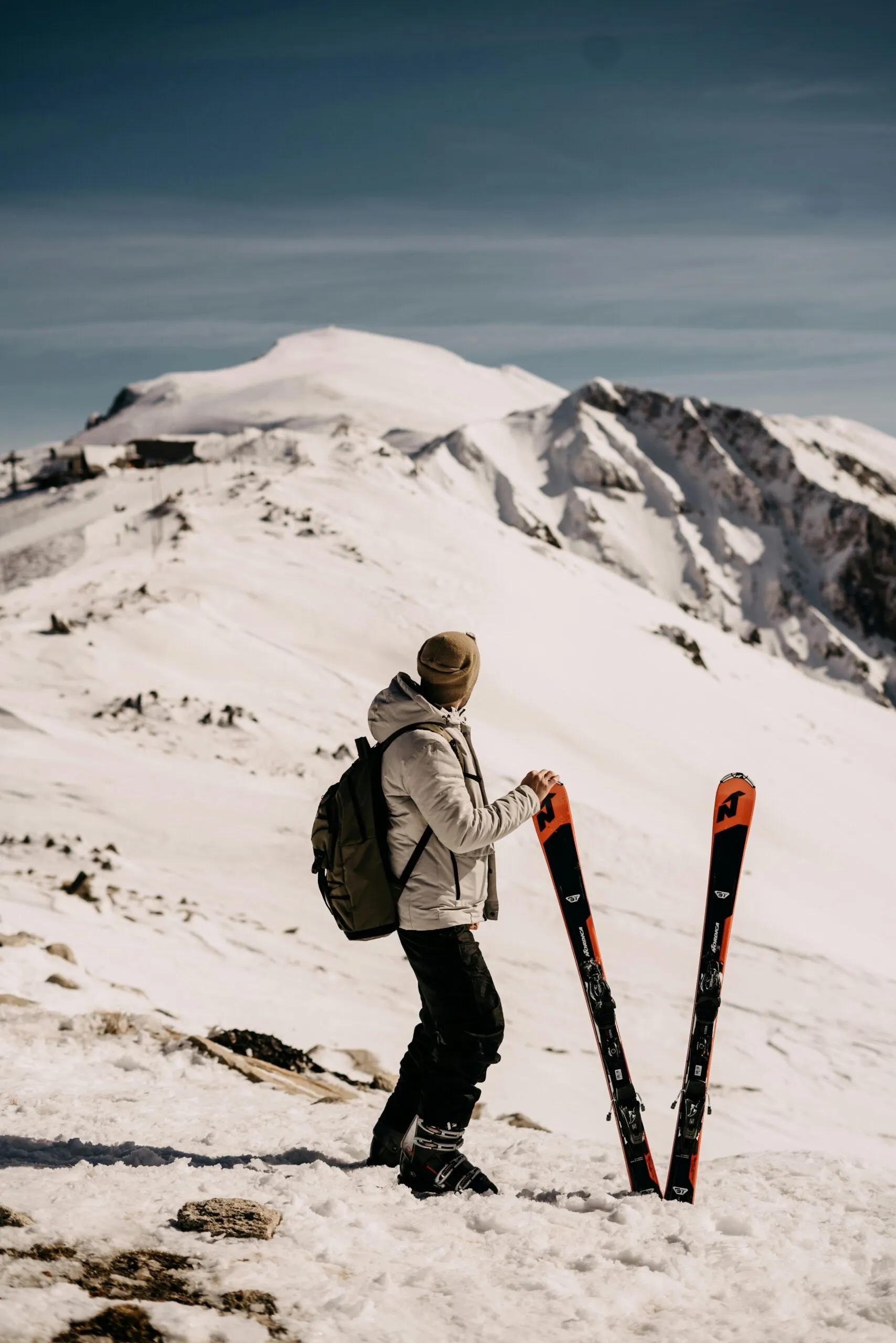 Personne avec ses skis à la montagne, transfert confortable avec Lionel Transport vers Val Cenis, Bessans et Bonneval-sur-Arc