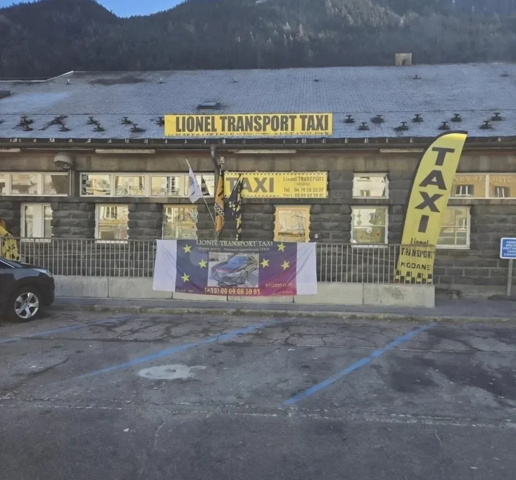 Enseigne et bureau de Lionel Transport Taxi à la gare de Modane