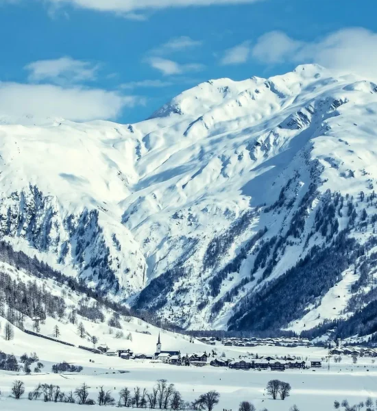 Lionel Transport Taxi offre des services de transport fiables dans la région de la Maurienne, assurant vos déplacements dans ce magnifique paysage de la Maurienne.